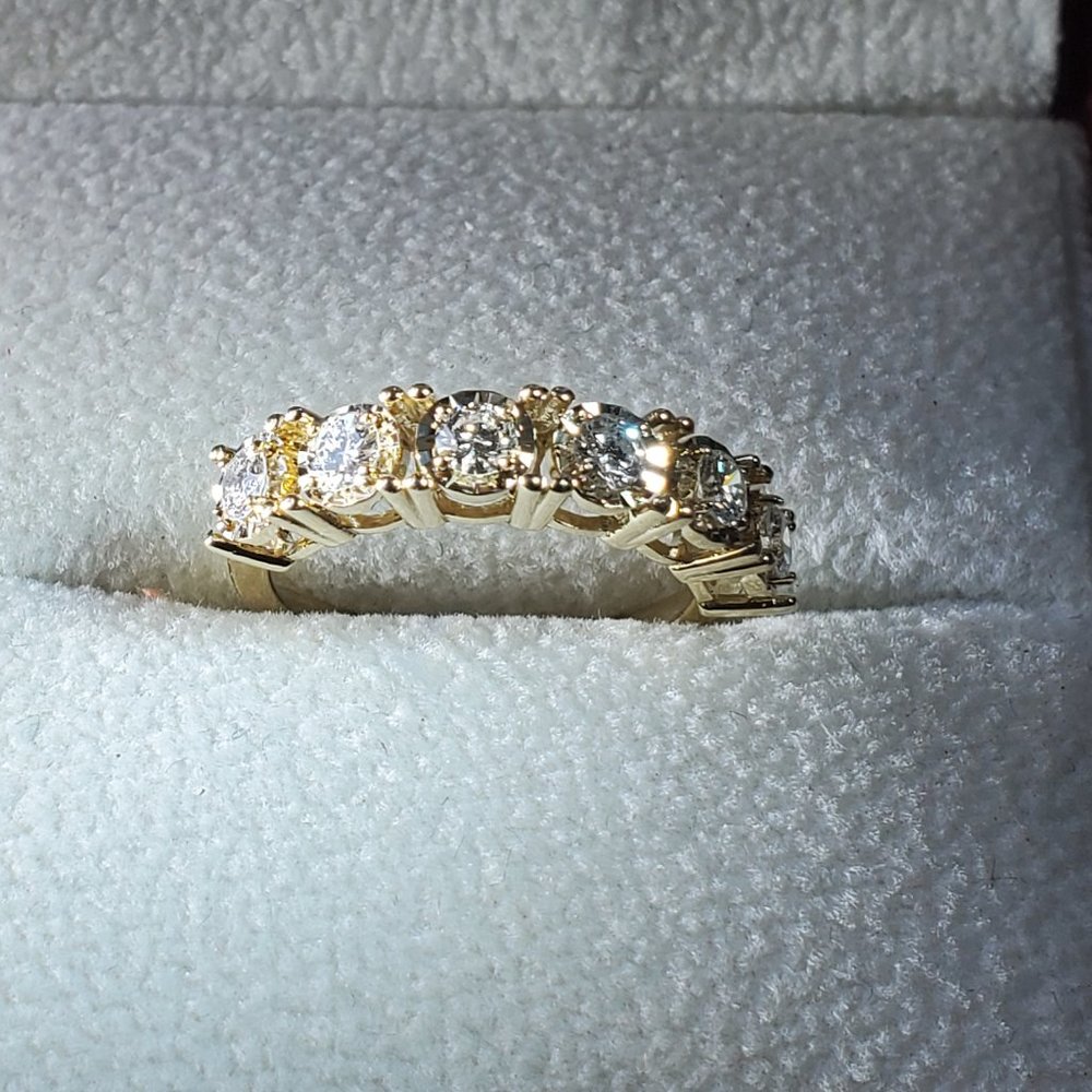 Brand new 14K beautiful wedding band
